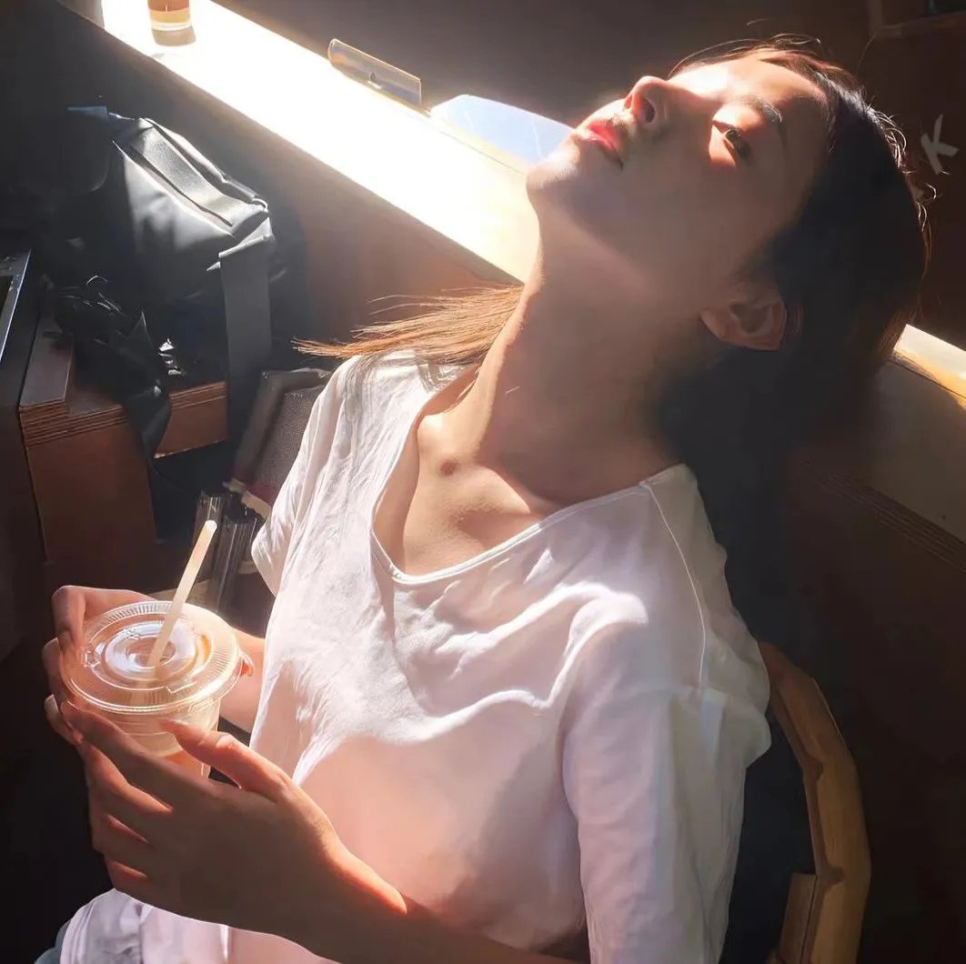 帐棚顶上的马戏团艺人